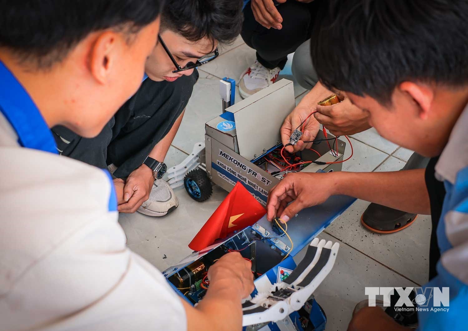 Từ tìm hiểu, sản xuất, đến sửa chữa robot, với sự hỗ trợ, hướng dẫn của giảng viên, sinh viên Trường ngày càng nắm vững kiến thức cơ khí, điện - điện tử, tự động hóa, công nghệ thông tin và lập trình. (Ảnh: Hoàng Hiếu/TTXVN)